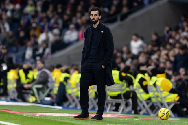 Jogadores do Real Madrid e Arbeloa têm uma teoria: o árbitro esqueceu que foi o segundo cartão amarelo para Camavinga
