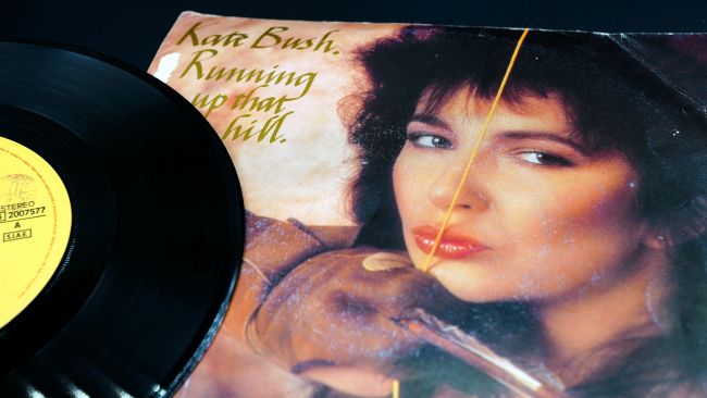 Kate Bush provoca um retorno à música