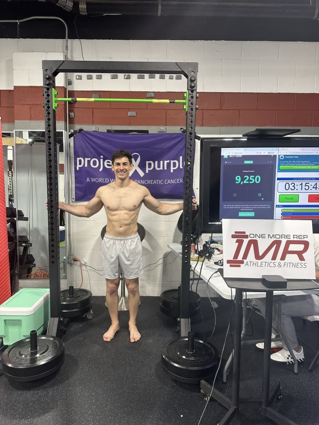 Ex-membro do Faze quebra recorde mundial de mais pullups