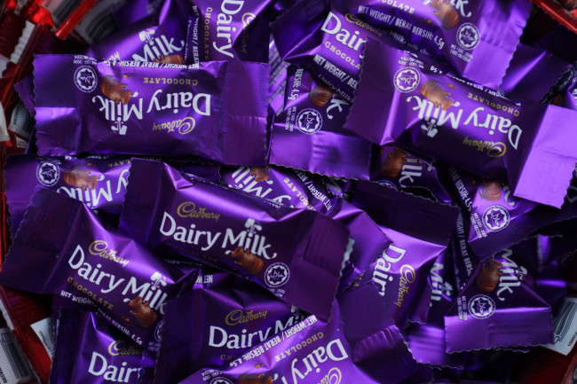 Proprietário da Cadbury, Mondelez, defende a continuidade das operações na Rússia