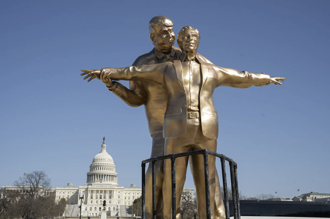 Nova estátua satírica em Washington retrata Trump e Epstein como amantes de Titanic 