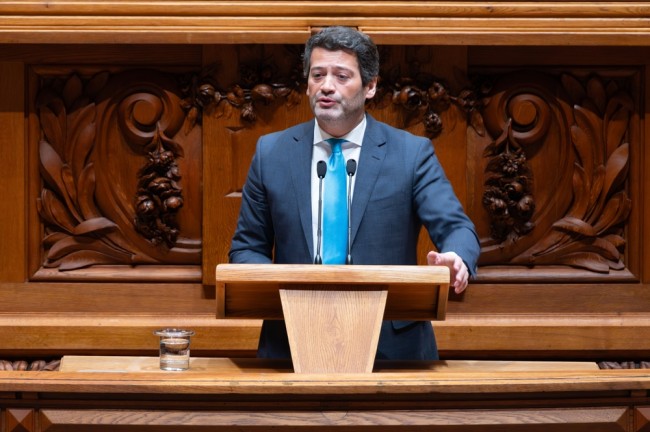 Tribunal português ordena que a extrema-direita Chega remova cartazes anti-ciganos