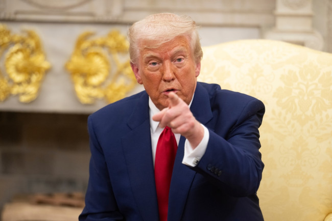 O presidente Donald Trump ameaça ataques às usinas de energia iranianas caso as negociações de paz não continuem