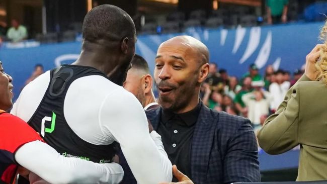 O momento viral em que um jogador panamenho comemora o gol da vitória com seu ídolo Thierry Henry