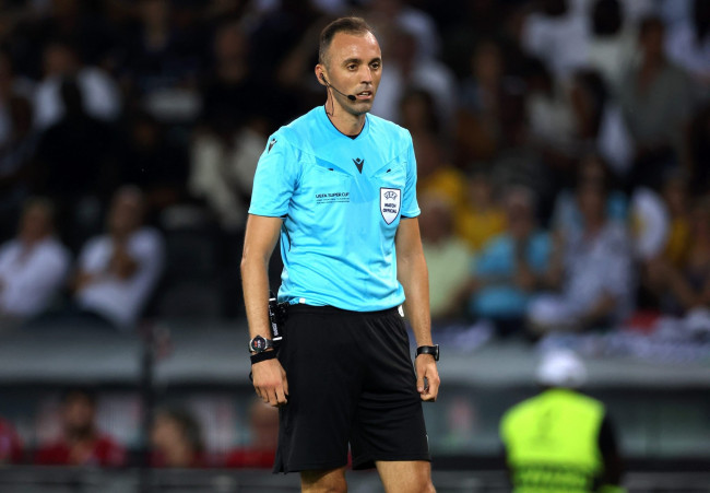 O CEO do Bayern de Munique critica a falta de experiência do árbitro na partida entre Bayern e PSG