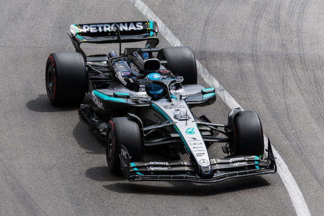 George Russell conquista a pole position na Áustria após o acidente de Verstappen e evita penalidade de duplo amarelo
