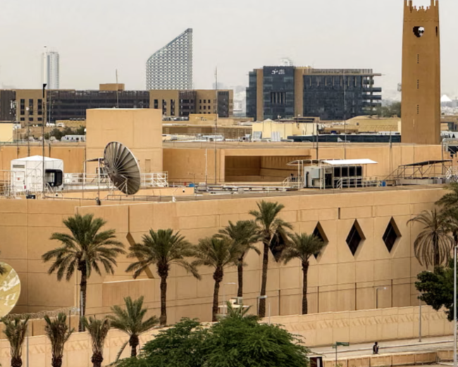 4º dia de conflito: Drones iranianos atacam embaixada dos EUA em Riad, Israel envia tropas ao Líbano