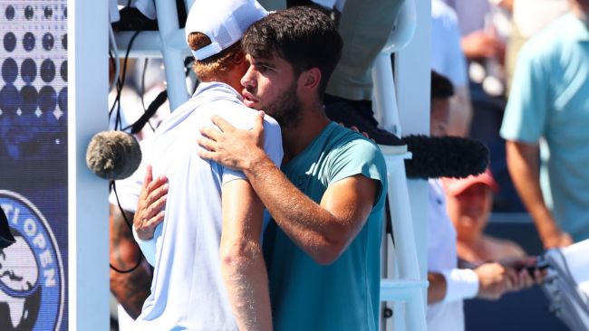 Jannik Sinner x Carlos Alcaraz: Sinner se aposenta durante o primeiro set, Alcaraz vence o torneio