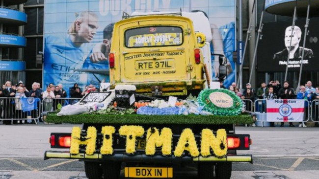 Milhares de pessoas se reúnem nas ruas de Manchester para dizer um último adeus a Ricky Hatton