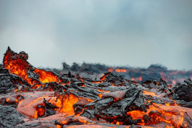 Erupção vulcânica na Islândia leva à evacuação de local turístico popular