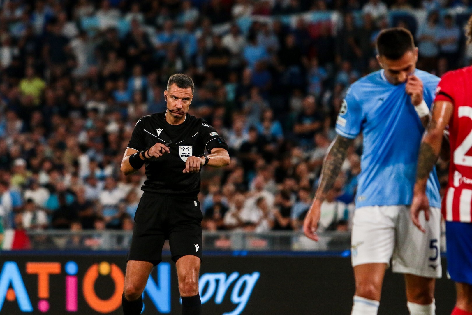 O árbitro da final da Copa do Mundo, Slavko Vinčić, anuncia sua aposentadoria