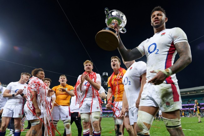 Polêmica com a equipe de críquete da Inglaterra enquanto são flagrados bebendo entre os jogos dos Ashes