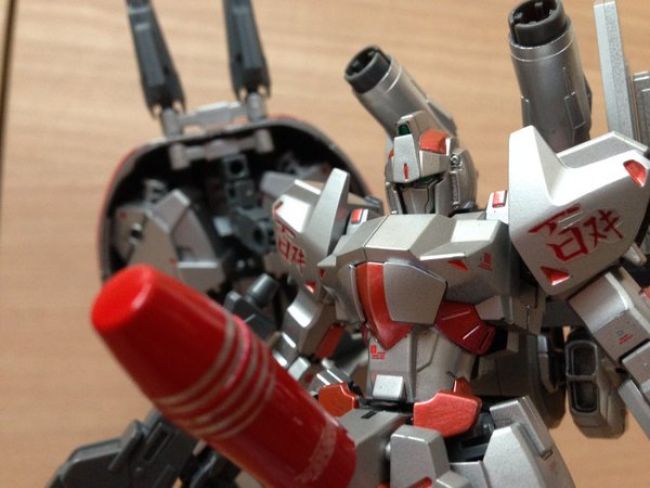 Homem pediu para usar terno para casamento aparece de terno Gundam