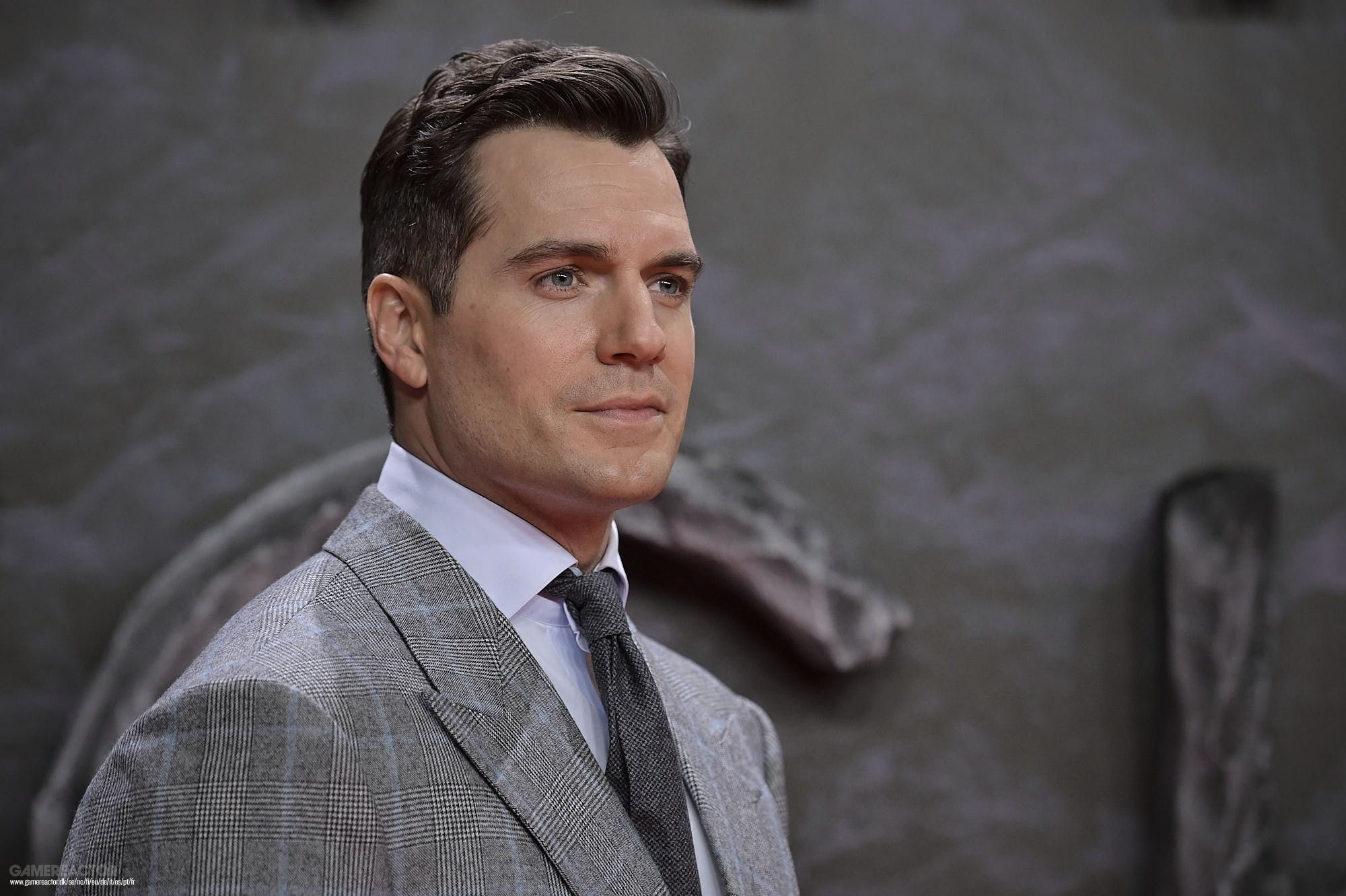 Henry Cavill não descarta interpretar James Bond