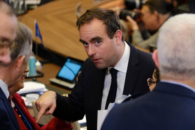 Macron renomeia Lecornu como primeiro-ministro