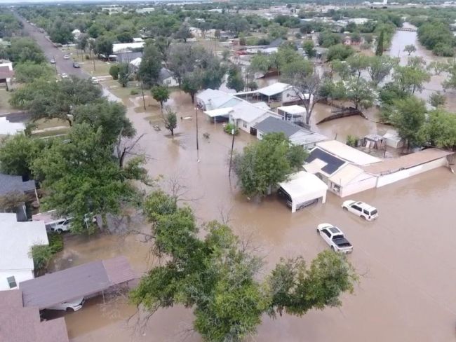 Inundações no Texas deixam pelo menos 40 mortos enquanto os esforços de resgate continuam