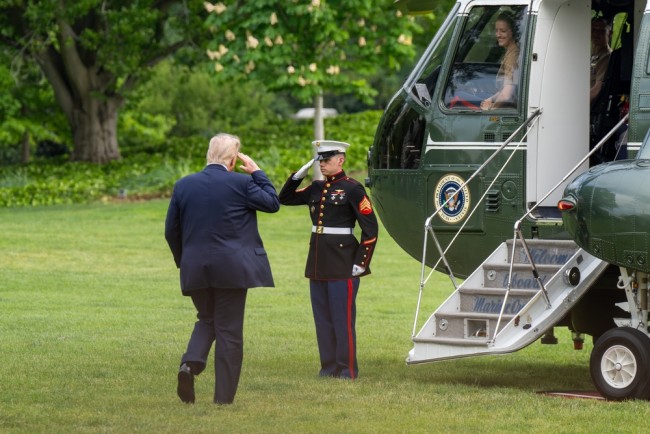 Trump apresenta um orçamento militar recorde de US$ 1,5 bilhão para 2027 (um aumento em relação aos 0 bilhões em 2026)