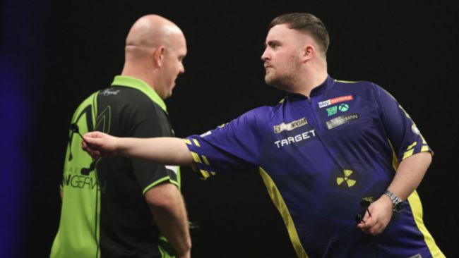 Campeão mundial de dardos Luke Littler vaiado em Liverpool