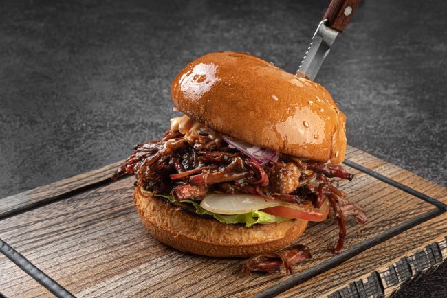 Amantes de churrasco quebram recorde mundial do Guinness para a maioria dos sanduíches de carne de porco desfiada servidos em 8 horas