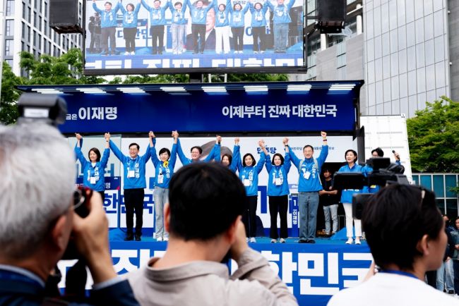 Candidatos presidenciais da Coreia do Sul fazem esforço final antes de votação crucial