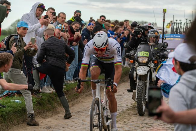 Paris-Roubaix promete um grande duelo entre Van der Poel e Pogacar neste domingo