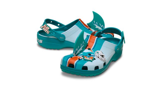 Crocs se une à NFL para linha de tamancos oficiais