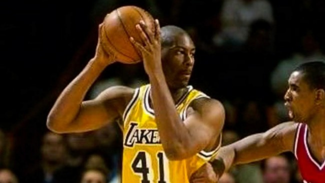 Ex-jogador dos Lakers e campeão da NBA Elden Campbell falece aos 57 anos: Lembrado por sua personalidade calma