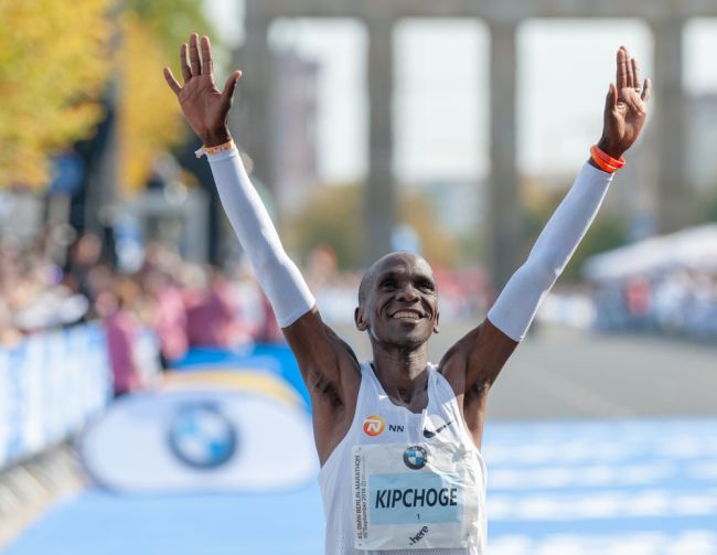 Kipchoge revela sua "Turnê Mundial" enquanto faz a transição das maratonas de elite: "Correr para servir a humanidade"... na Antártida