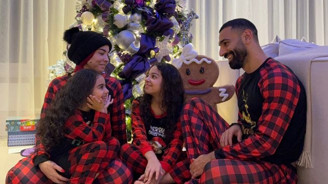 Mohamed Salah está sendo criticado novamente por postar uma foto de Natal com sua família