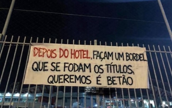 "Depois do hotel, construa um bordel. Que se dane os títulos, o que queremos é concreto", afirmam torcedores irritados do Benfica