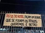 "Depois do hotel, construa um bordel. Que se dane os t&iacute;tulos, o que queremos &eacute; concreto", afirmam torcedores irritados do Benfica