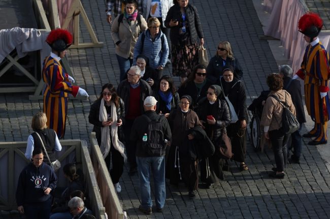 Dezenas de milhares prestam suas últimas homenagens ao Papa Francisco na Basílica de São Pedro
