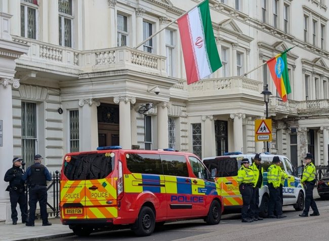 Seis presos após incidente violento perto da embaixada iraniana em Londres