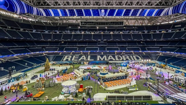 Real Madrid transforma o estádio Bernabéu em um parque temático natalino durante a pausa da Liga