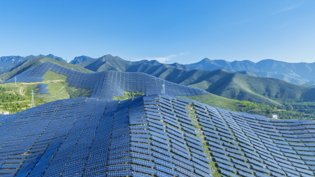 O boom solar da China vai em declínio após um pico em 2025