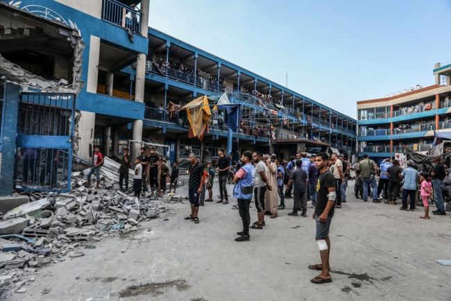 Ataques aéreos israelenses atingem escola em Gaza, matando 13 civis