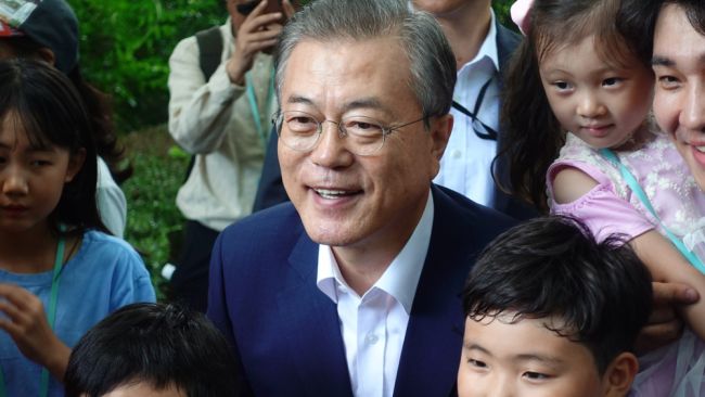 O ex-presidente da Coreia do Sul, Moon, chama as acusações de suborno de um ataque politicamente motivado