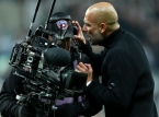 Pep Guardiola pede desculpas ao cinegrafista ap&oacute;s pegar seus fones de ouvido: "Estou envergonhado"
