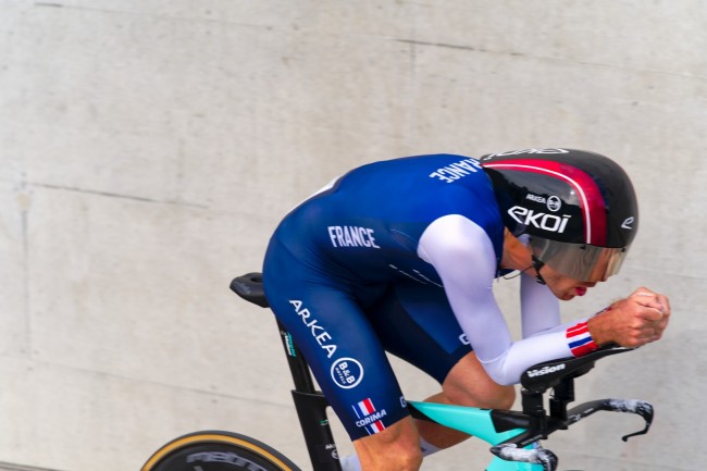 Ciclista profissional francês atingido por um carro durante treino: "Não tenho memória de nada"
