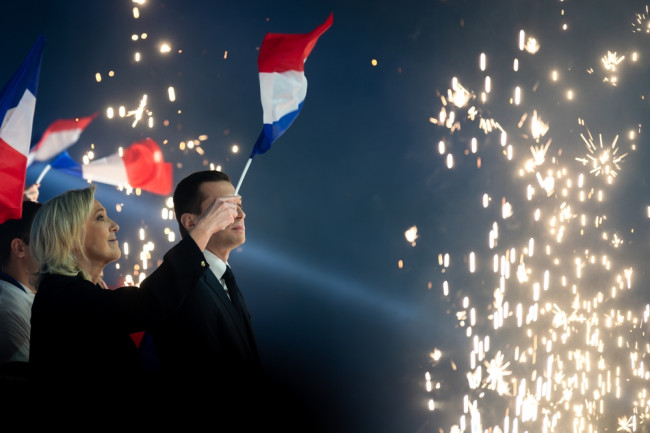 A extrema-direita francesa fica aquém em cidades-chave, fortalecendo os partidos tradicionais