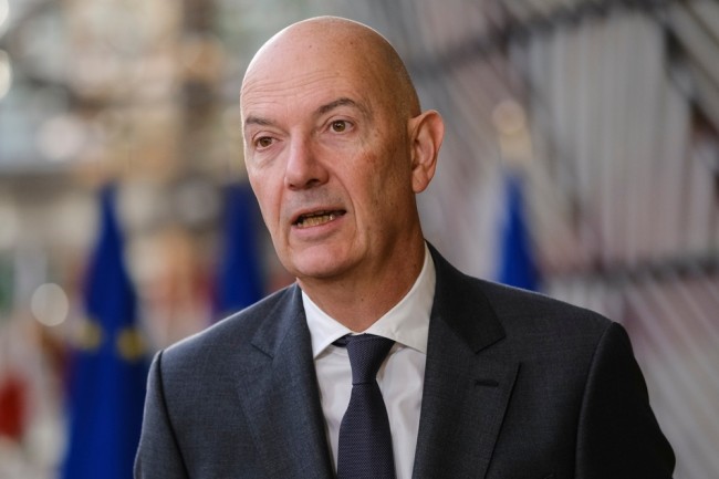 Macron renomeia Lescure como ministro das Finanças