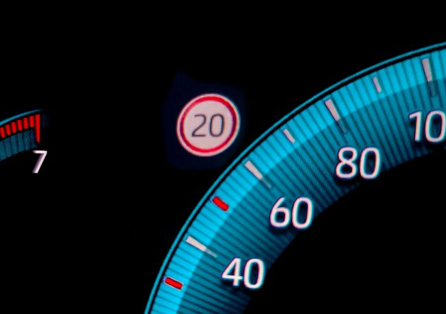 Os automóveis novos vendidos na UE terão limitadores de velocidade permanentes instalados