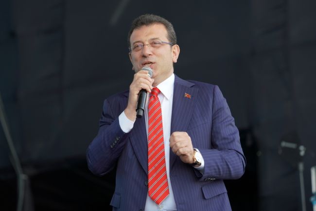 Maior prefeito de Istambul aguarda julgamento em meio a crescente agitação