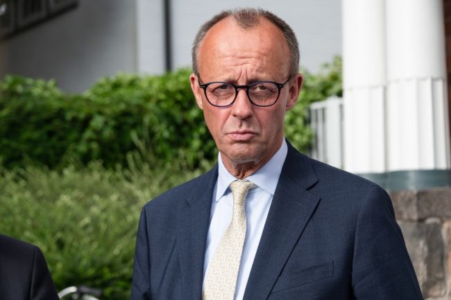 Merz pede reforço da defesa da UE em primeira viagem ao exterior