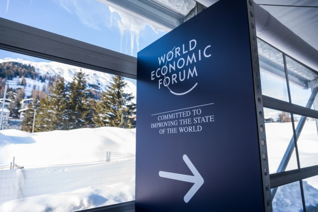 Ativistas globais criticam o Fórum de Davos como sendo movido pela elite e antidemocrático