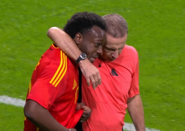 Insultos racistas interrompem um amistoso de futebol entre YouTubers na Espanha