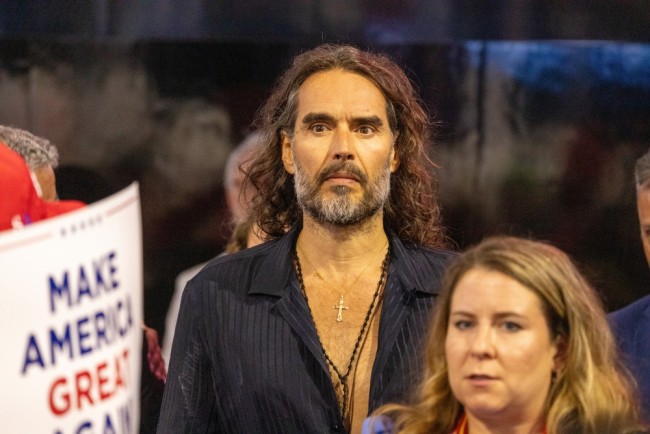 Russell Brand acusado de novos crimes de estupro e agressão sexual