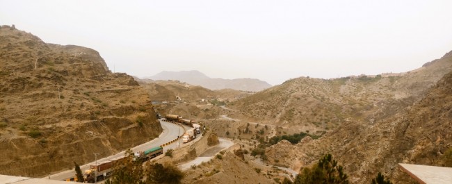 Fronteira Paquistão-Afeganistão entra em erupção em confrontos mortais durante a noite