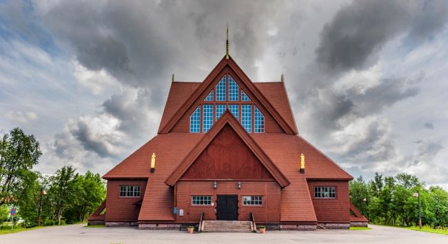 Suécia reboca uma igreja de 672 toneladas para evitar que a cidade seja engolida pela maior mina subterrânea da Europa