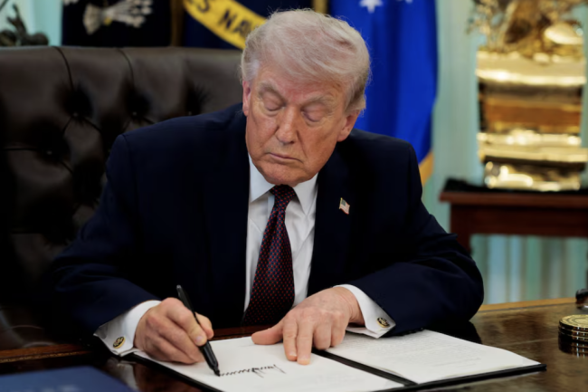 Trump diz que os EUA estão considerando fortemente a saída da OTAN
